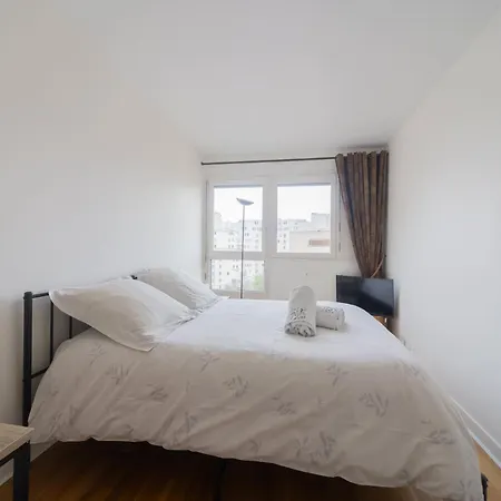 Spacious With Terrace And Parking Appartement Vanves