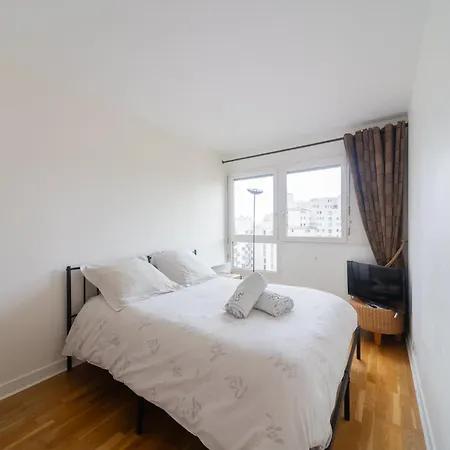 Spacious With Terrace And Parking Vanves