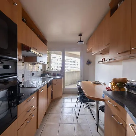 Spacious With Terrace And Parking Vanves